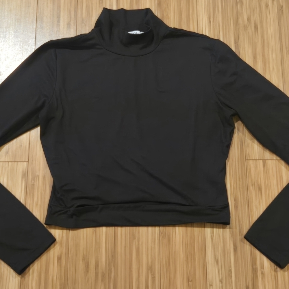 NWOT Vine and Valley Cropped Cutout Belly Shirt